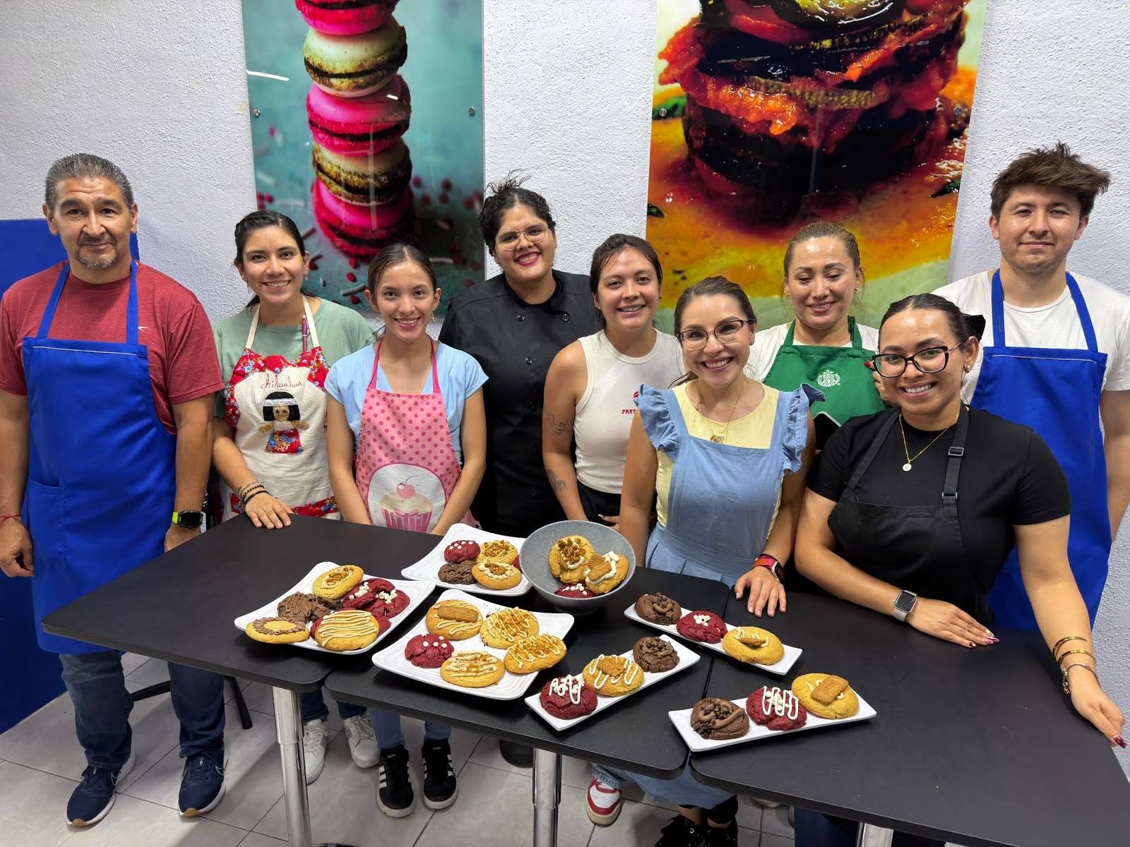 Alumnos de Escuela Culinaria Creativa elaborando pasteles y panes artesanales